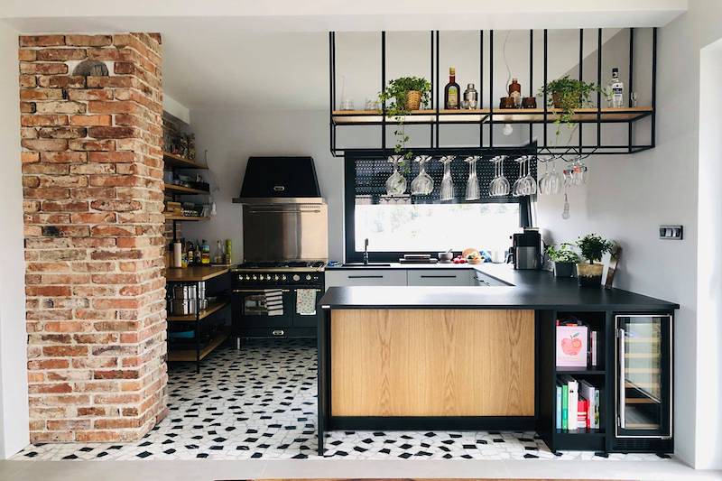Cucina con penisola in stile country-industrial